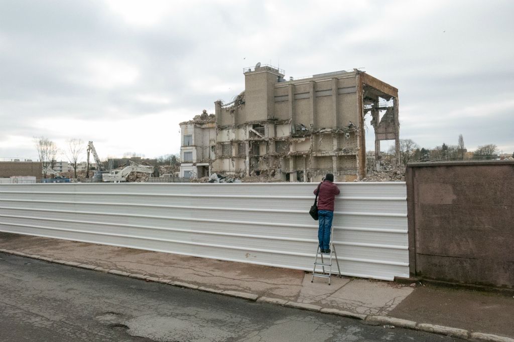 Le chantier de démolition est bien clos, mais nous, nous sommes bien équipés